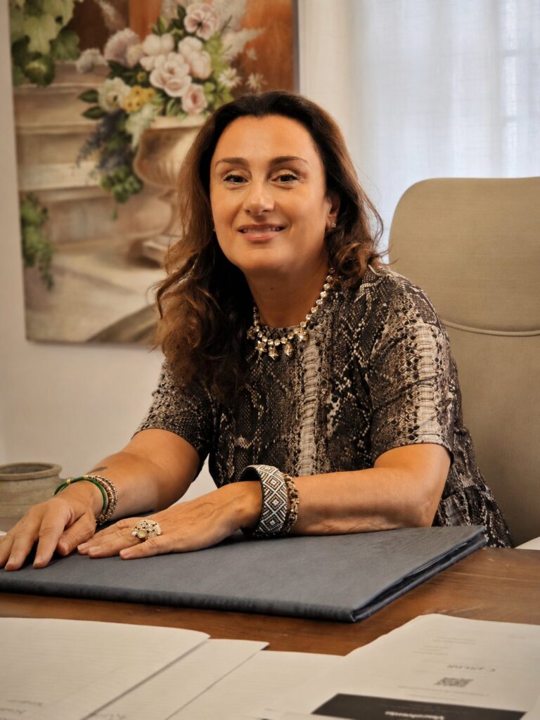 L'Avv. Silvia Antichetti alla scrivania del suo studio